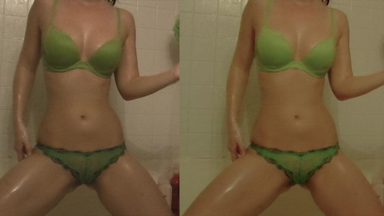 Kari Sweets prend une douche dans une culotte verte transparente.
 #58020150