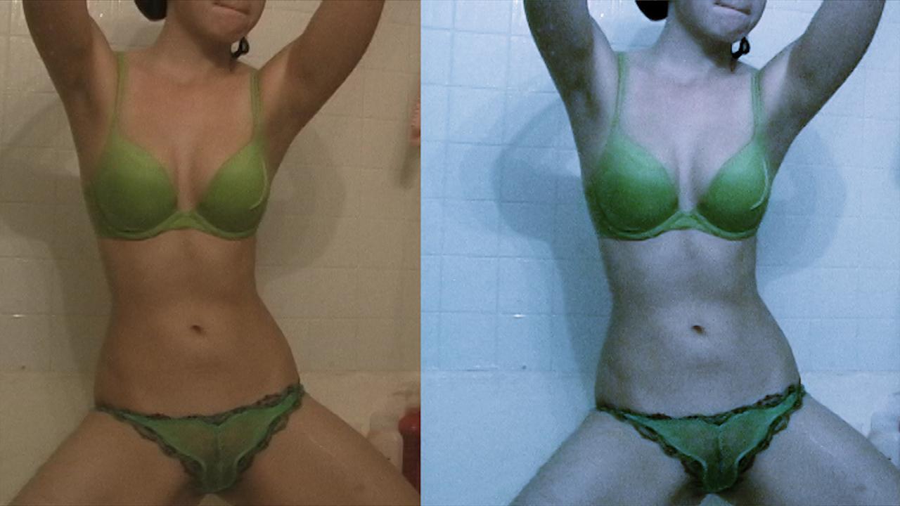 Kari Sweets prend une douche dans une culotte verte transparente.
 #58020177