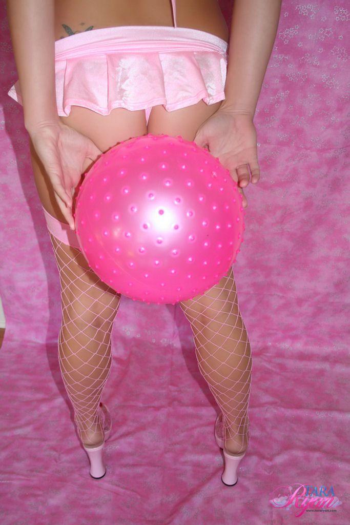 Bilder von Teenie-Mädchen Tara Ryan immer frech mit einem Ball
 #60054957