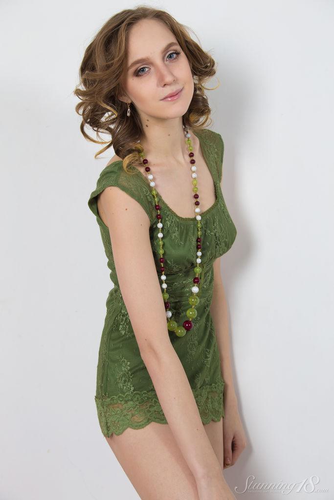 Brünette teen linny Streifen aus ihrem grünen Kleid für Sie in "rote Rosen"
 #58982037