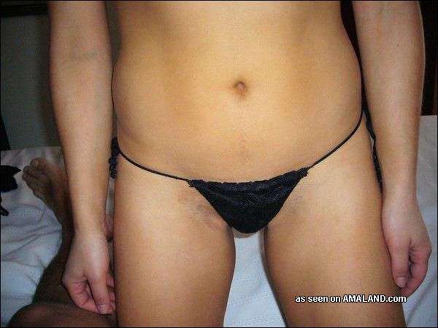 Chica asiática tímida posando con su culo en un tanga diminuto
 #60657261