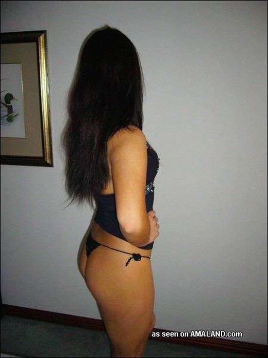 Une asiatique timide qui pose avec son cul dans un petit string.
 #60657291