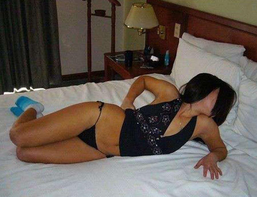 Chica asiática tímida posando con su culo en un tanga diminuto
 #60657318