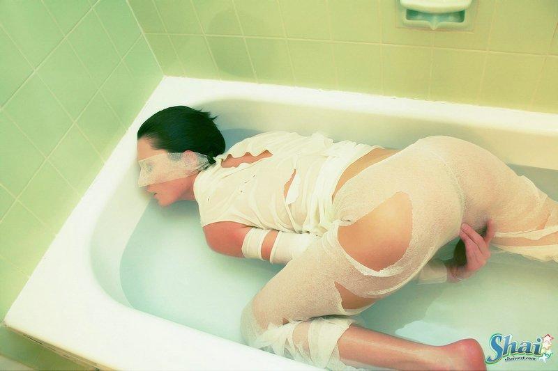 Bilder von Teenie-Star Shai West beim Herumalbern in der Badewanne
 #59957129
