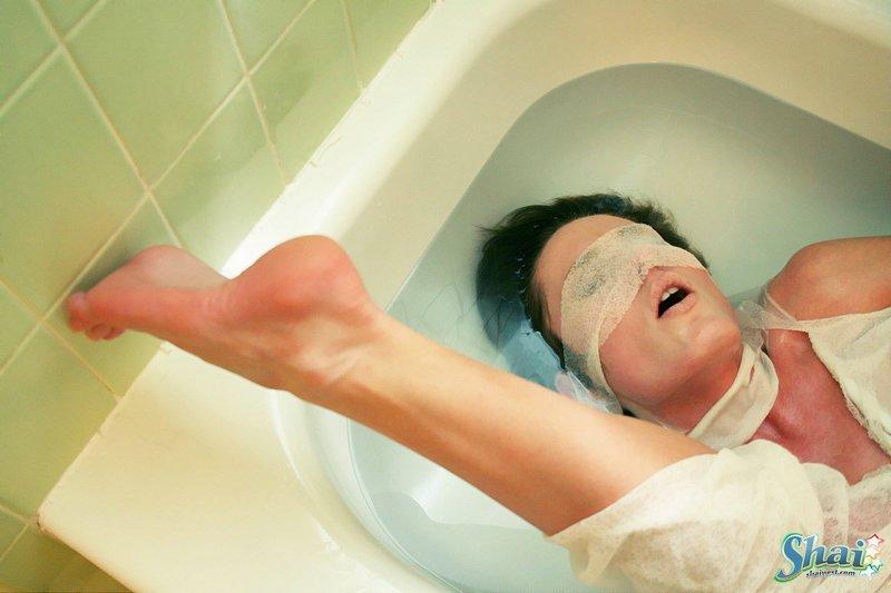 Immagini di teen star shai west pasticciare in giro nella vasca da bagno
 #59957171
