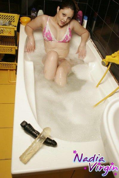 Fotos de nadia virgin jugando con sextoys en la bañera
 #59638120