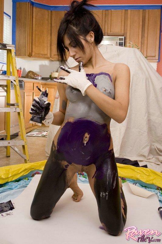 Raven Riley dipinge il suo corpo nudo
 #59857296