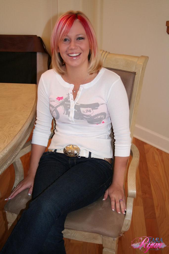 Photos de la jeune Tara Ryan exhibant ses seins et sa chatte
 #60055137