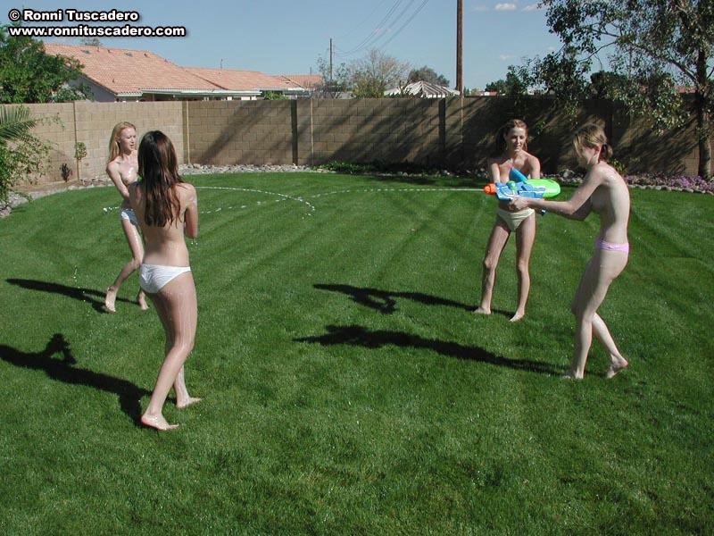 Fotos de jóvenes mojandose mutuamente al aire libre
 #54075291