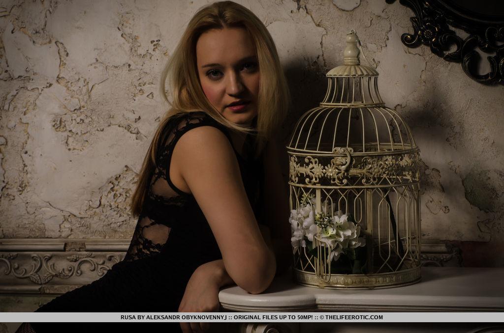 La modella erotica rusa solleva il suo vestito nero per accarezzare la sua figa bagnata
 #59882333