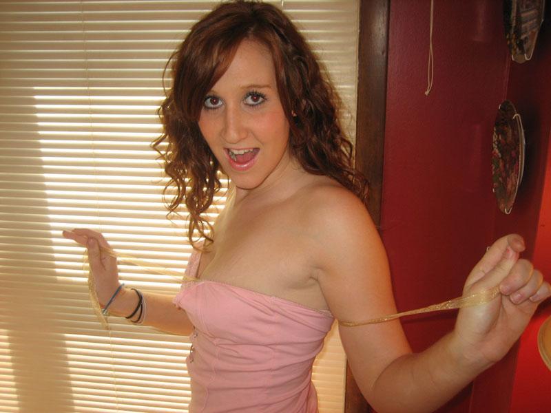 Photos d'une jeune september scott jouant avec un sex toy
 #59949006