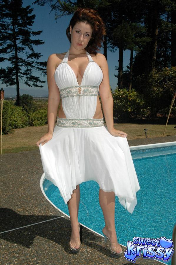 Busty hottie krissy busti fuori del suo vestito bianco in piscina
 #60031152