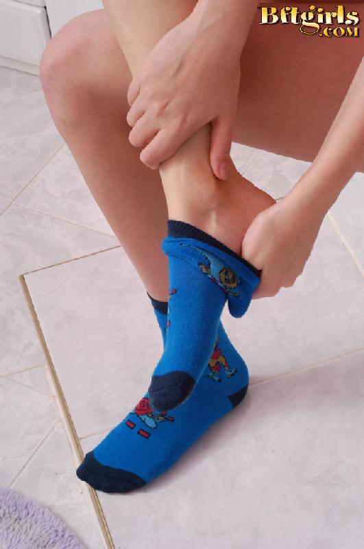 Blondes Teenie zieht ihre Socken aus, hüpft in die Badewanne und zeigt ihre hübschen Füße
 #60253715