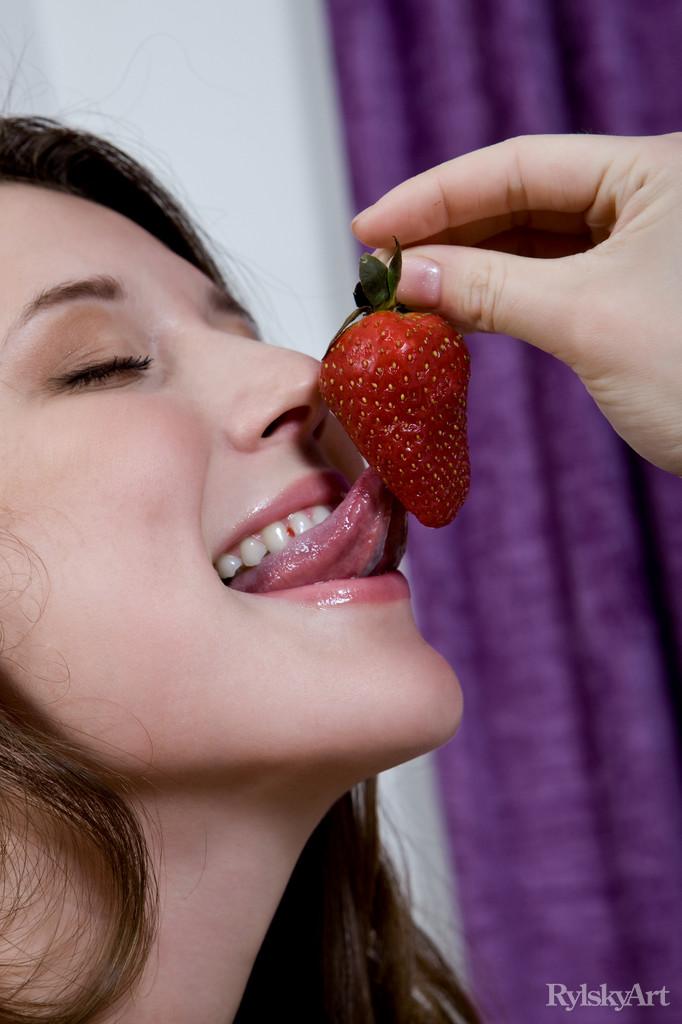 Preciosa joven kira joy se desnuda y te tienta con su fruta
 #58748911