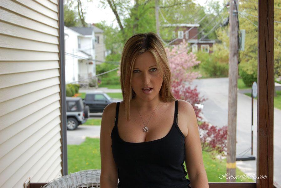 Pictures of Kelly Anderson rubbing her clit in the back yard #58706862