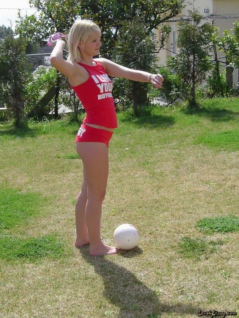 Immagini della ragazza giovane Lizzy bella giocando un po 'di calcio cattivo
 #59106332