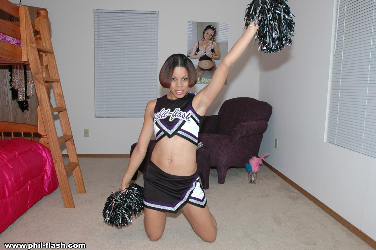 Immagini di una cheerleader nera calda che prende in giro nella sua stanza
 #60749347