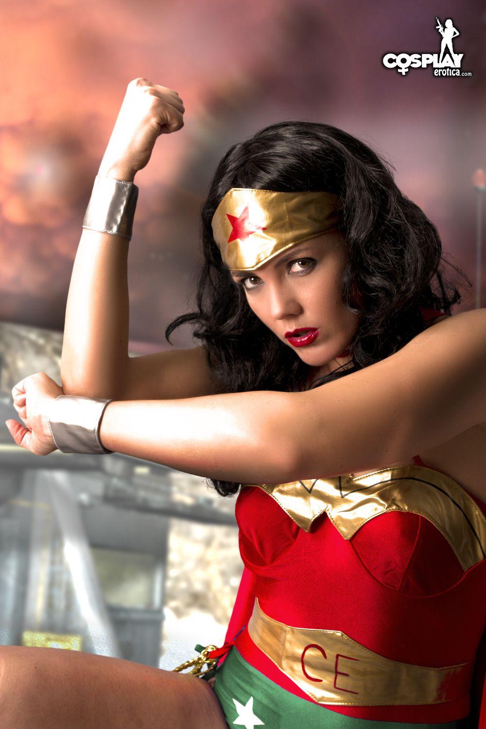 Fotos de la impresionante cosplayer gogo vestida de wonder woman
 #54560175