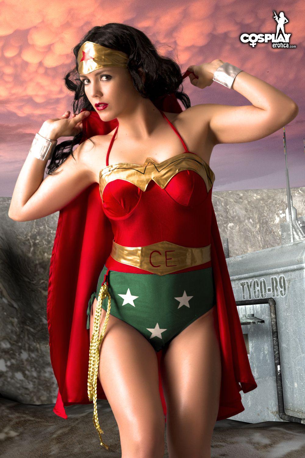 Fotos de la impresionante cosplayer gogo vestida de wonder woman
 #54560248