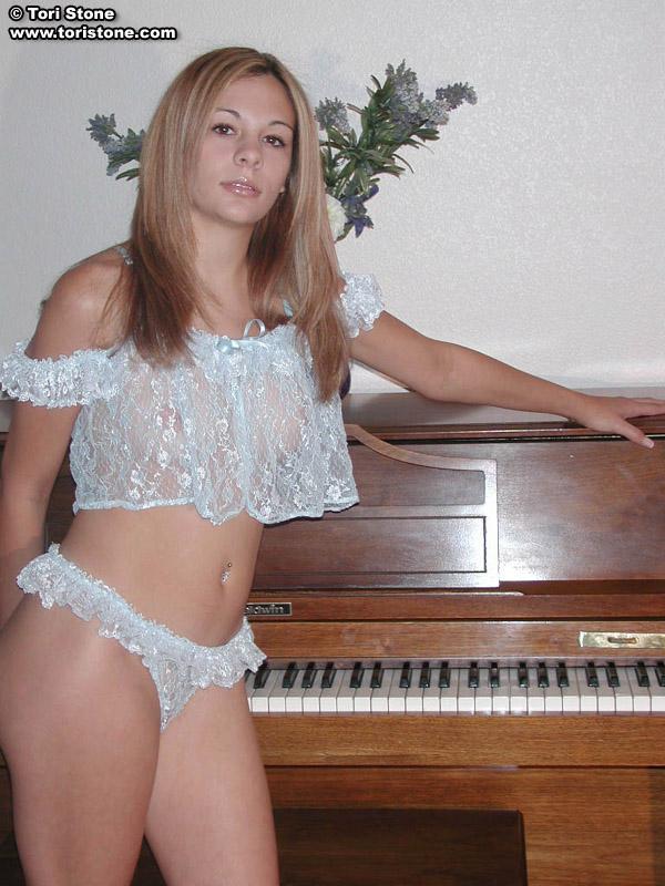 Tori se desnuda en las clases de piano
 #60577232