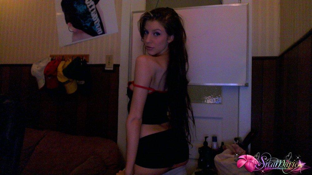 Heißes Teenager-Model Sica Marie macht eine sexy Cam-Show für ihre Mitglieder
 #59971961