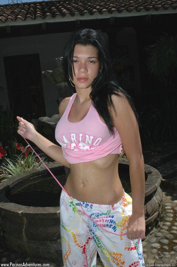 Fotos de la chica latina diana jugando con sus dos agujeros fuera
 #60194404