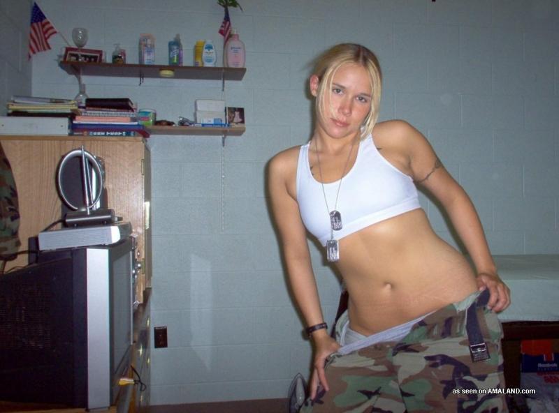 Une militaire sexy se déshabillant pour son petit ami
 #60917527