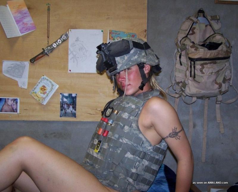 Sexy ragazza militare che si spoglia nuda per il suo ragazzo
 #60917560