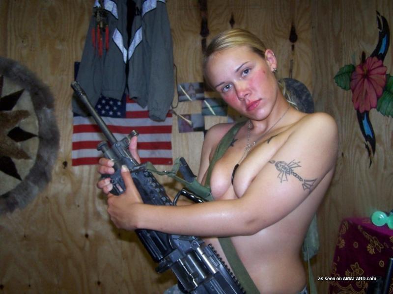 Sexy ragazza militare che si spoglia nuda per il suo ragazzo
 #60917566