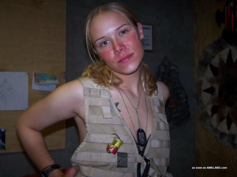 Sexy ragazza militare che si spoglia nuda per il suo ragazzo
 #60917598