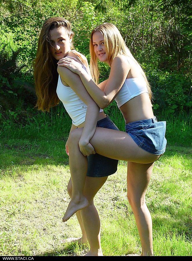 Bilder von staci.ca Strippen mit ihrer Schwester draußen
 #58821485