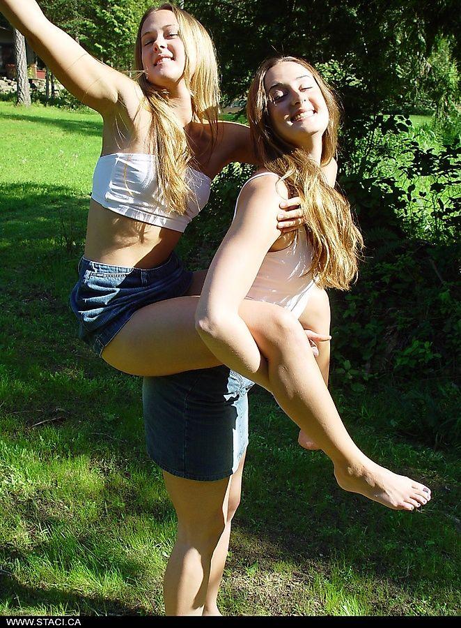 Bilder von staci.ca Strippen mit ihrer Schwester draußen
 #58821523