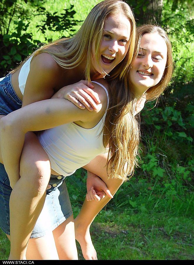 Bilder von staci.ca Strippen mit ihrer Schwester draußen
 #58821538