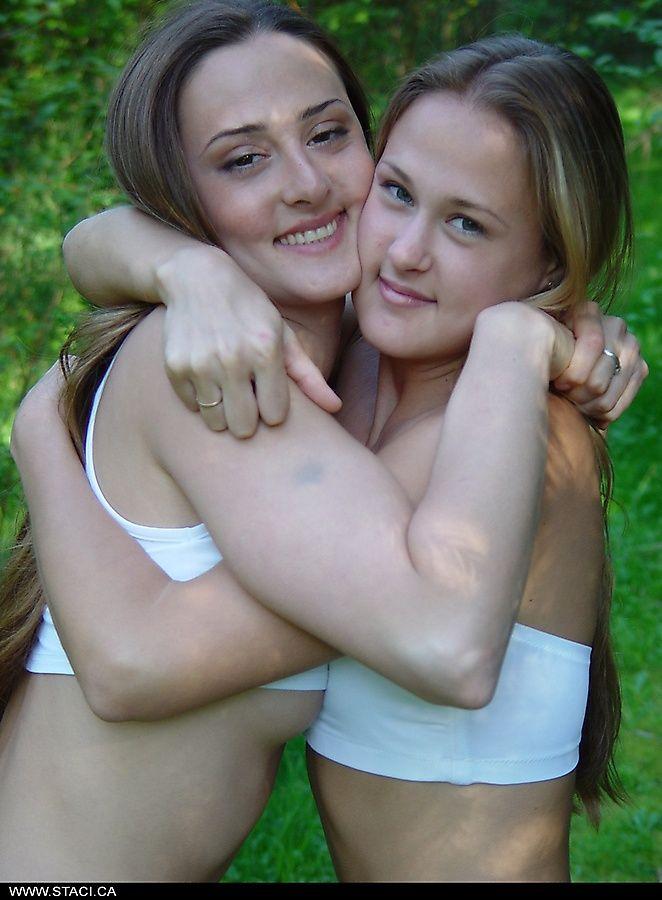 Bilder von staci.ca Strippen mit ihrer Schwester draußen
 #58821792