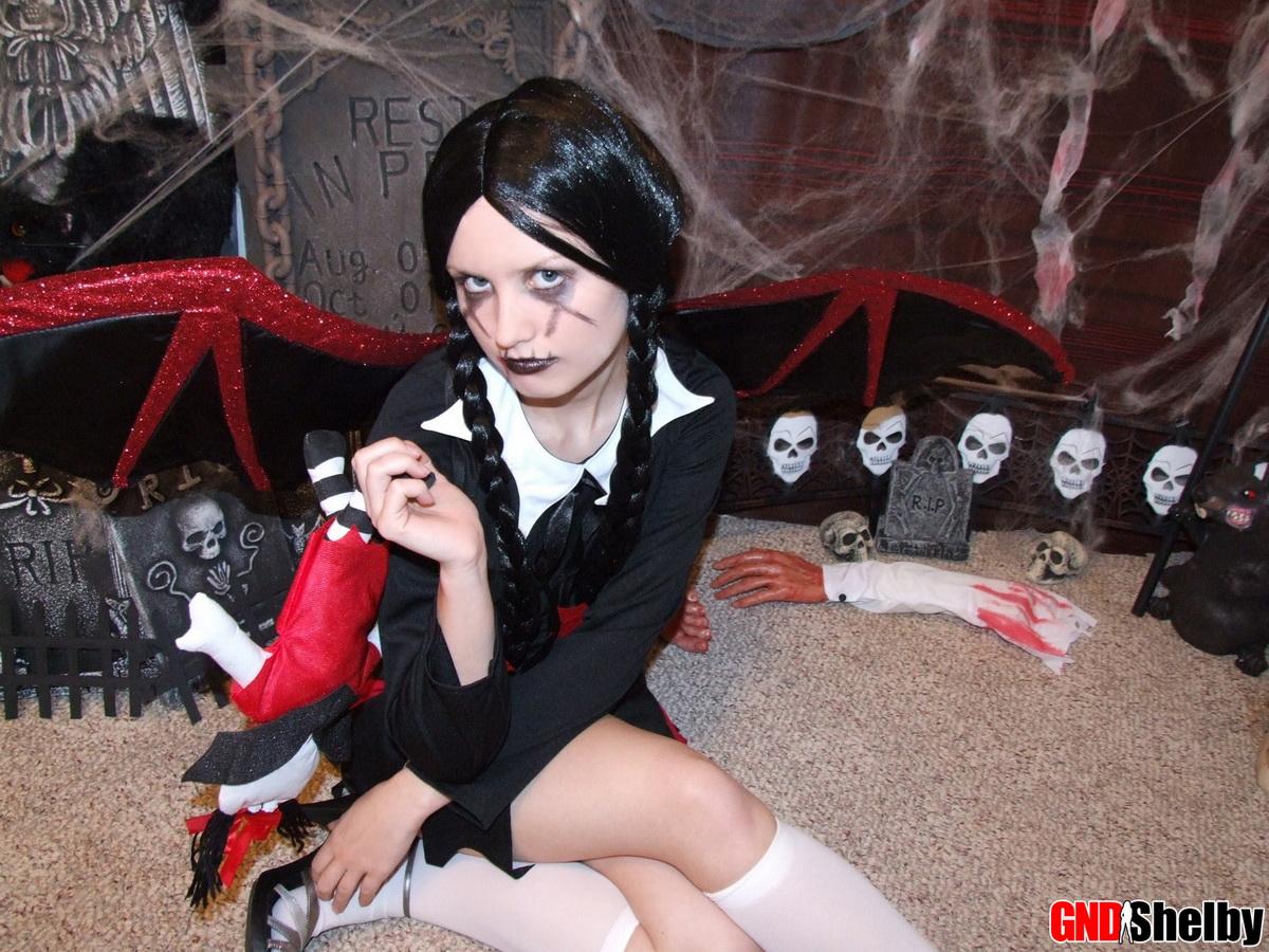 Shelby teenager sgualdrina prende in giro nel suo costume sexy di Halloween
 #58760706
