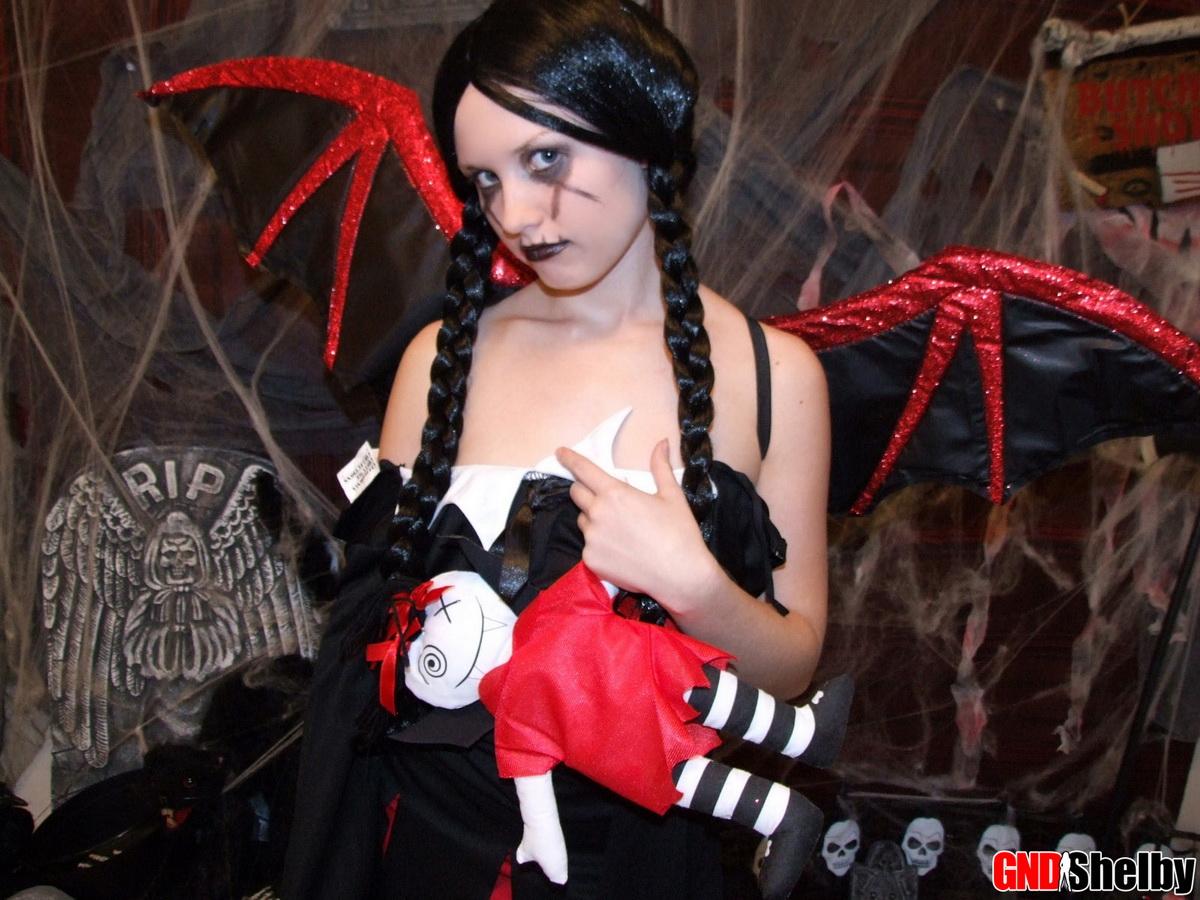 Slutty teen shelby neckt in ihrem sexy halloween Kostüm
 #58760754
