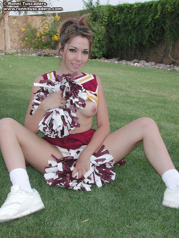 La cheerleader sexy si toglie i vestiti
 #59876812