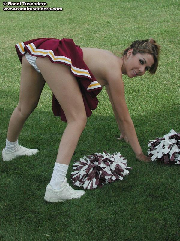 La cheerleader sexy si toglie i vestiti
 #59876846