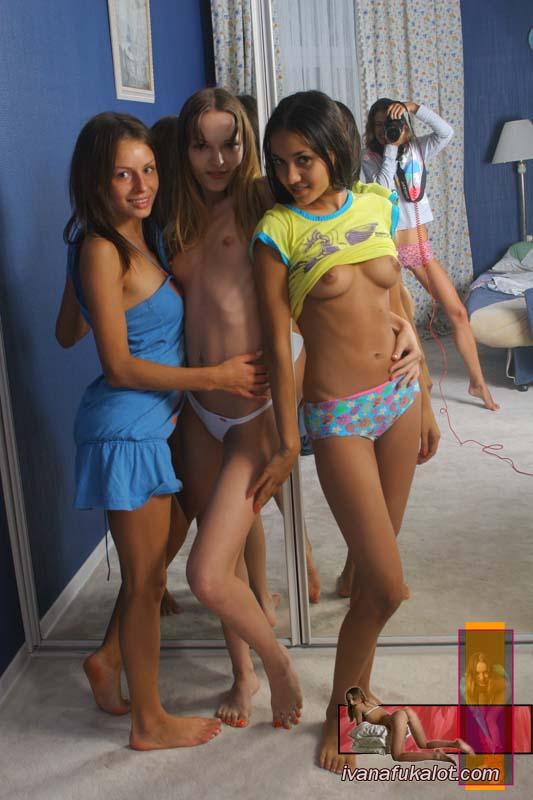 Tres jóvenes lesbianas posando
 #54975195