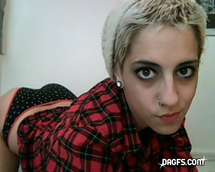 Emo Mädchen lotus posiert zum ersten Mal mit ihrer Webcam
 #60772075