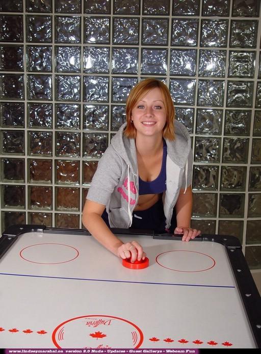 Lindsey macht sich auf dem Air-Hockey-Tisch nackig
 #58979338