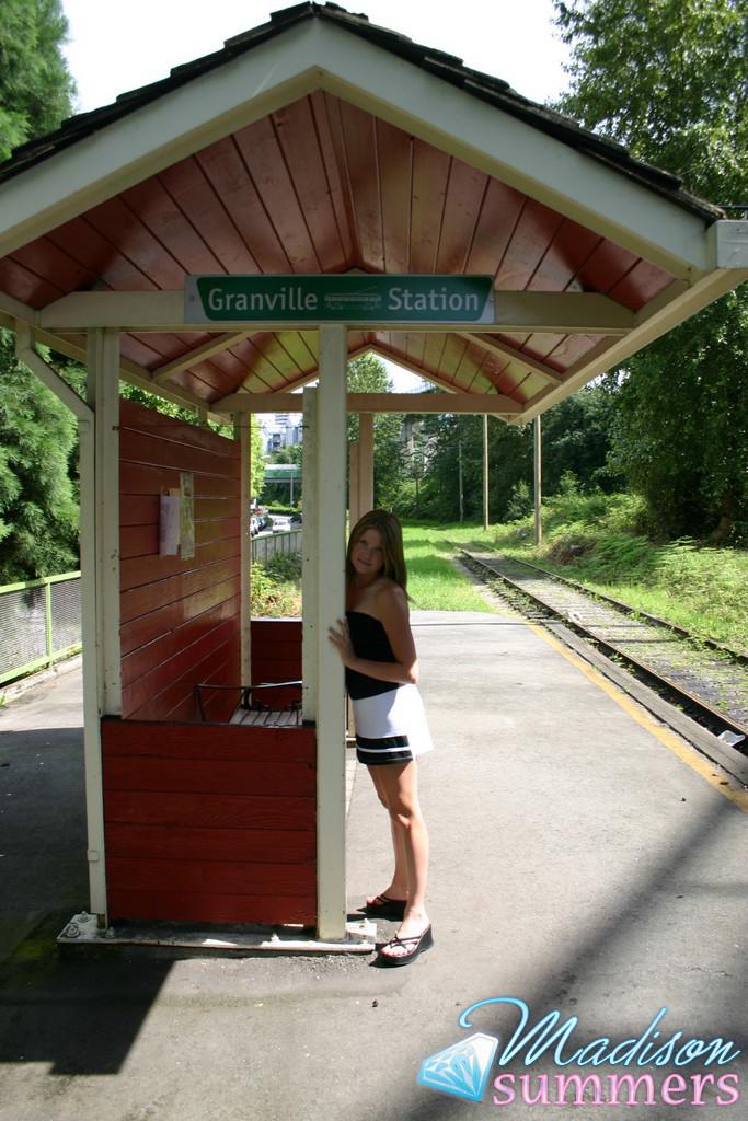 Immagini della ragazza giovane Madison Summers lampeggiante in una stazione ferroviaria
 #59163285