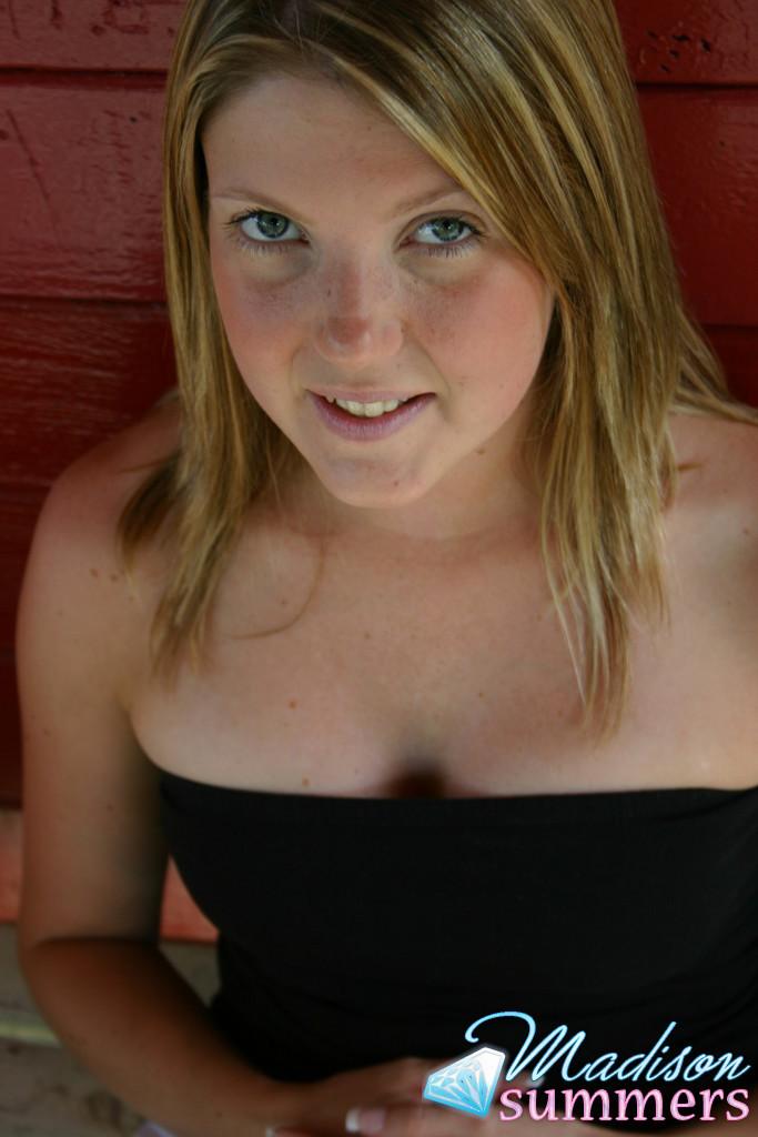 Immagini della ragazza giovane Madison Summers lampeggiante in una stazione ferroviaria
 #59163499
