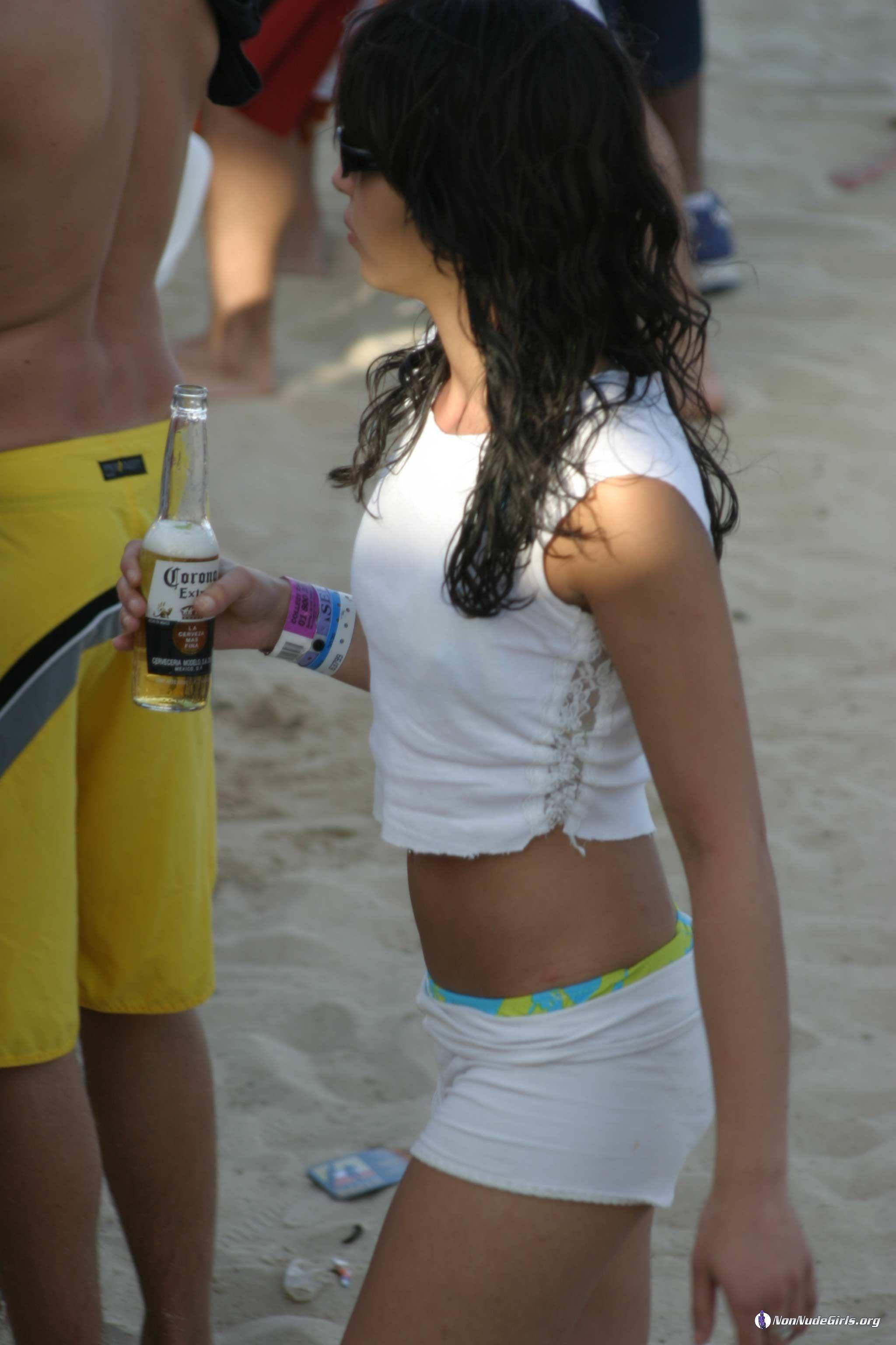 Bilder von heißen Teenie-Mädchen beim Feiern am Strand und in Clubs
 #60680345