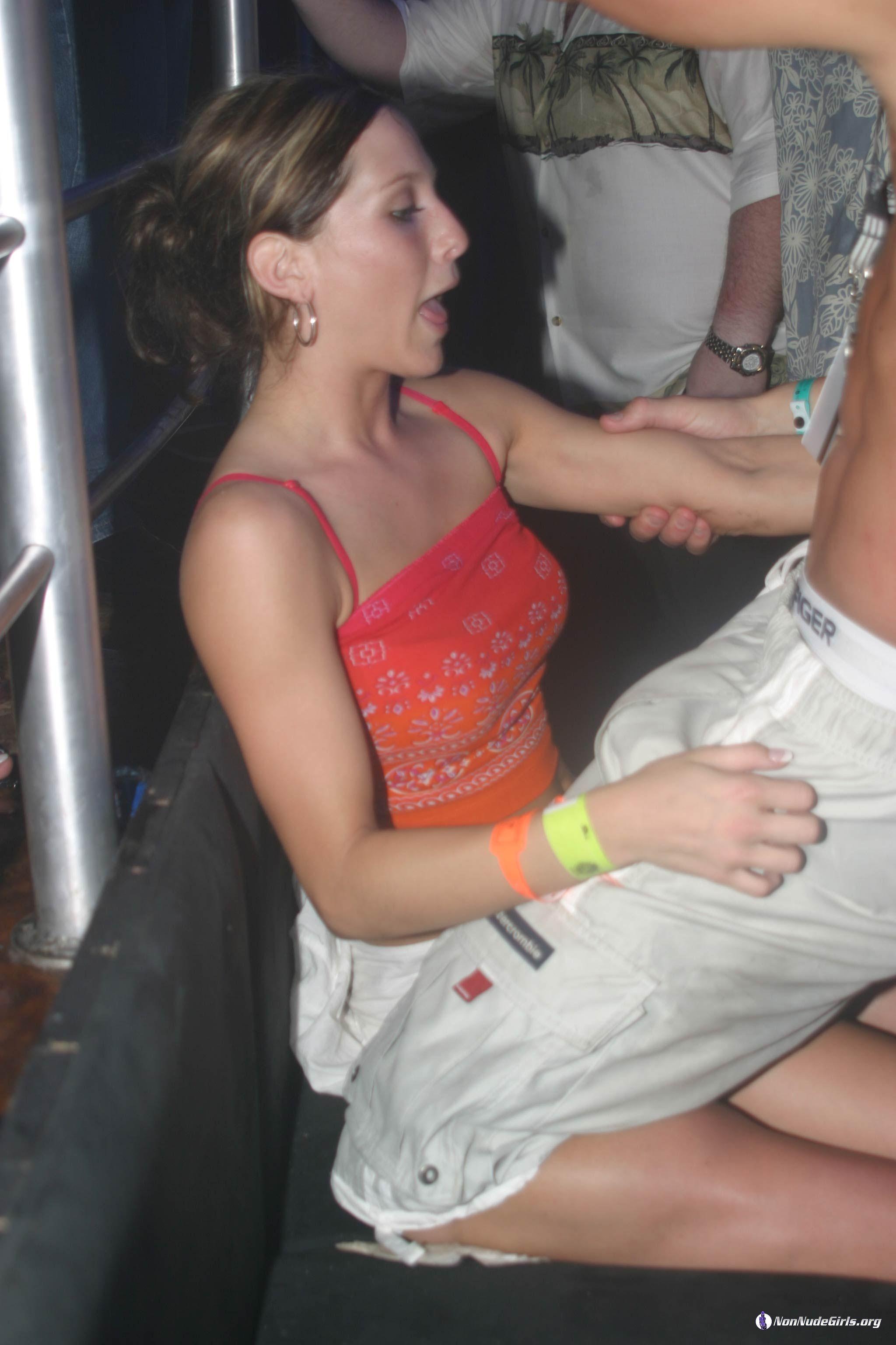 Photos d'adolescentes sexy faisant la fête sur la plage et dans les clubs
 #60680539