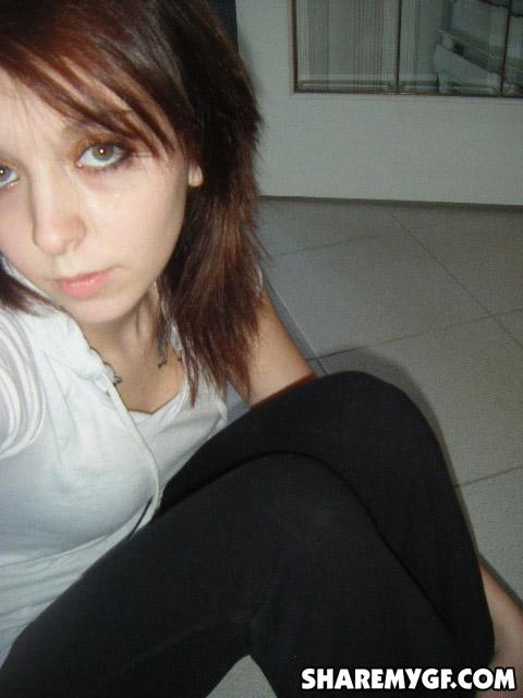 Sexy ragazza bruna prende foto di se stessa nei suoi calzini
 #60798867