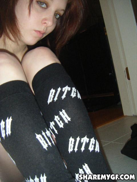 Una morena sexy se hace fotos en calcetines
 #60798976