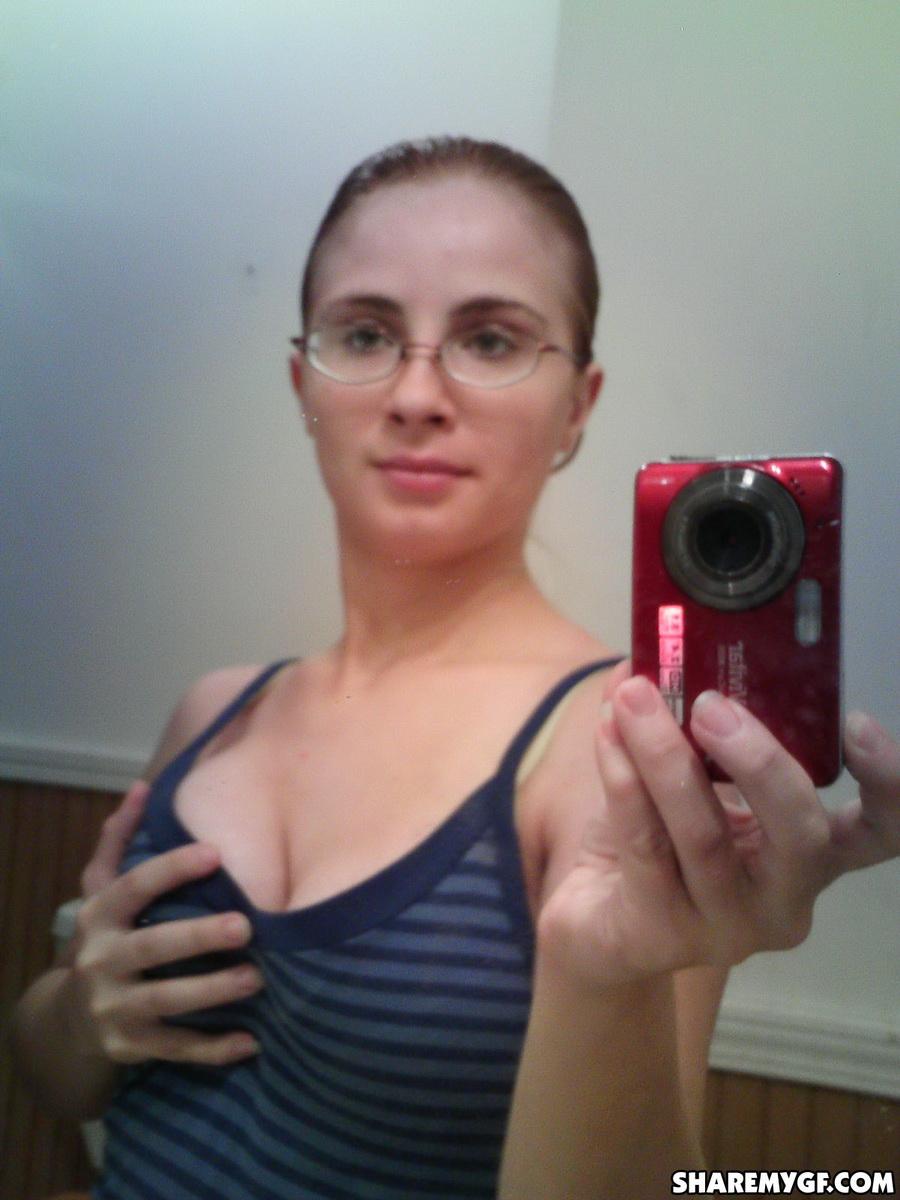Une copine intello à gros seins prend des photos de ses selfies pour vous
 #60790942