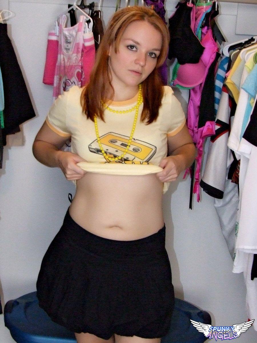 Bilder von einem heißen rothaarigen Teenie, der ihre Muschi und Titten zeigt
 #60817605