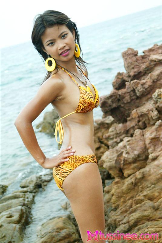 Pictures of Tussinee Teen teasing in a bikini #60121106